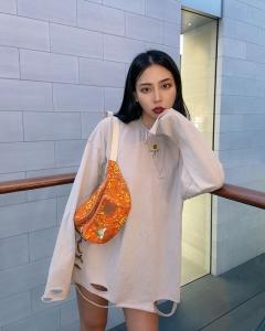 为天价球鞋“洗澡” 90后川妹子成创业“网红”