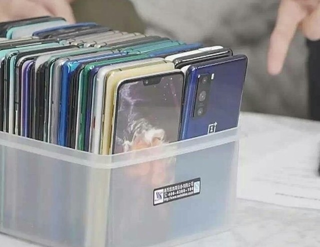 疑似一加8 Lite真机曝光 确认矩形三摄+挖孔屏